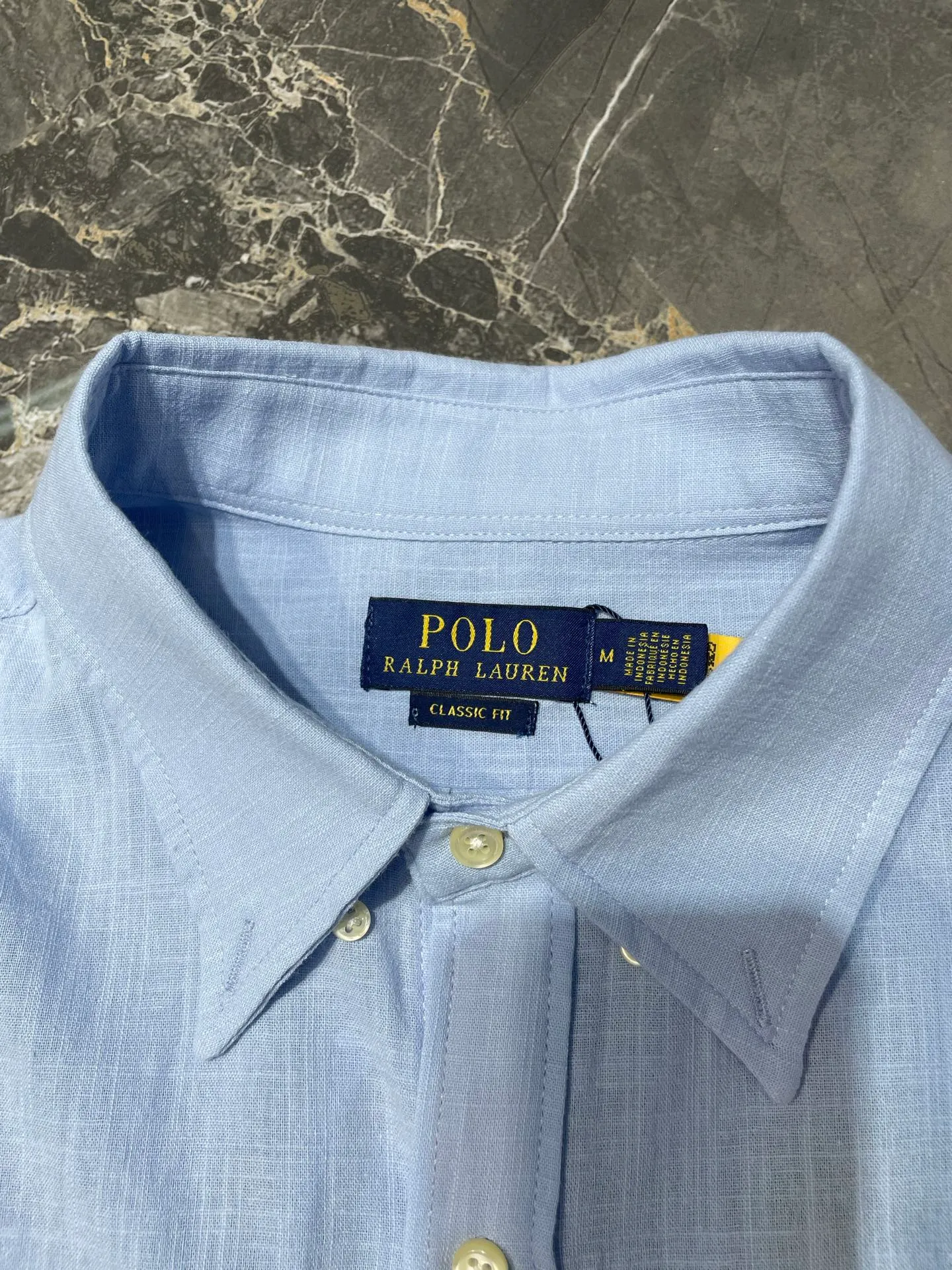 P430 Ralph Lauren 🌟[Top Original] Embroidered linen shirt. Selected high-quality linen material with natural texture and breathability. Tight and smooth, comfortable and close to the skin. Stunning appearance with a touch of pure white. The iconic pony embroidery is like a smart note jumping on the white canvas. Simple but highly recognizable. The clever design of the outer pleated split back shoulder adds a sense of agility and detachment in a minimalist shape. Contains the soul of fashion. Process 1: Adopt imported machine embroidery technology and use advanced computer control systems and precision mechanical components to achieve the iconic pony embroidery operation with high precision and smooth and delicate lines. Process 2: Adopt side-turning buried clamp stitching process, which is smooth and tidy. Process 3: The fabrics have been washed and have a better hand feel. Not easy to deform, not easy to shrink, not easy to fade, and maintain long-term beauty. Accessories: Customized 1:1 thick plate resin buckle Customized 1:1 Ralph Lauren trademark Fit: Loose fit Size: S M L XL